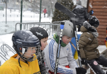 Sportowe zmagania podczas II Rodzinnego Turnieju Hokeja