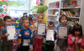 Przedszkolacy pomagają zwierzętom