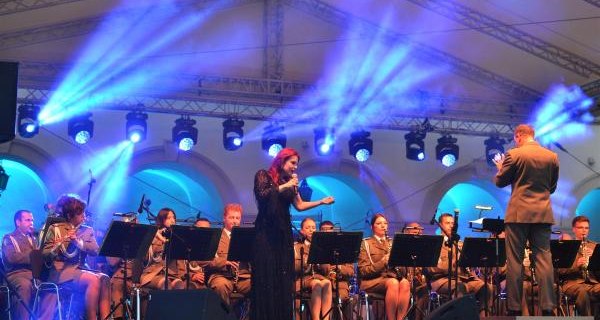 Koncert Nadzwyczajny Orkiestry Reprezentacyjnej Straży Granicznej na dziedzińcu Zamku Suskiego
