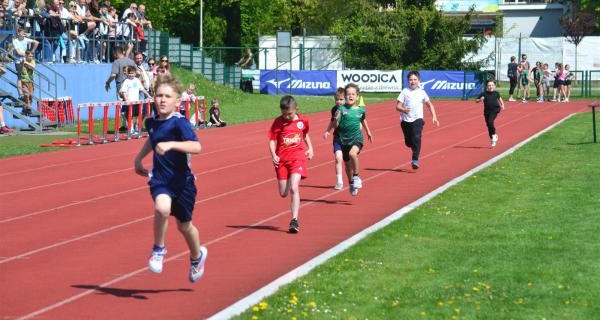 Sportowe emocje podczas Suskiej Majówki – ponad setka młodych lekkoatletów na starcie!