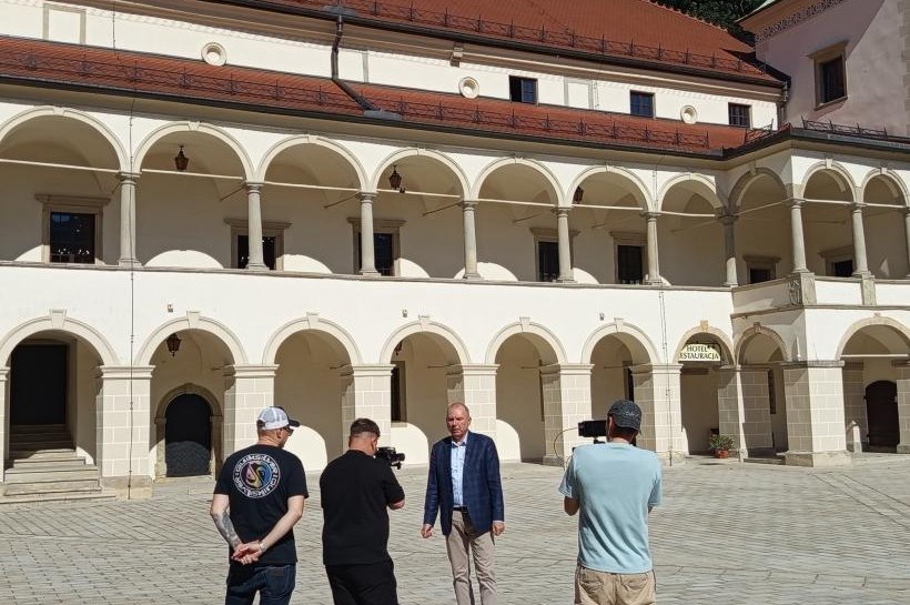 Zamek Suski na międzynarodowej antenie. TVP World odkrywał historię „Małego Wawelu”