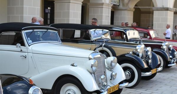 Motoryzacyjne perełki na dziedzińcu Zamku Suskiego