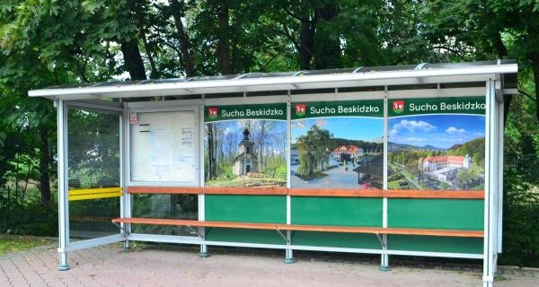 Fotograficzna wizytówka Suchej Beskidzkiej na przystankach autobusowych