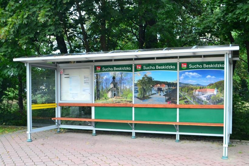 Fotograficzna wizytówka Suchej Beskidzkiej na przystankach autobusowych