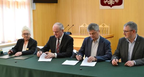 Największa inwestycja w historii samorządu Suchej Beskidzkiej  Umowa na budowę trzech bloków mieszkalnych zawarta