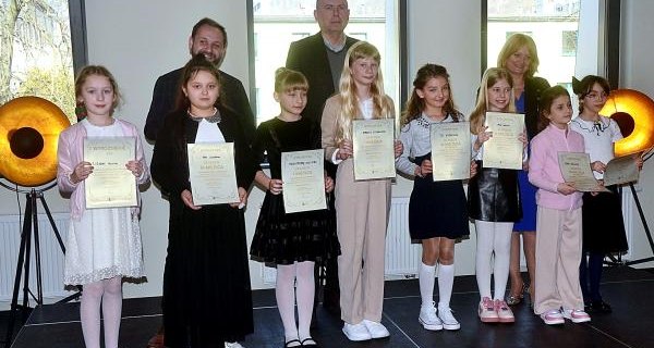 Żywe słowo płynęło ze sceny