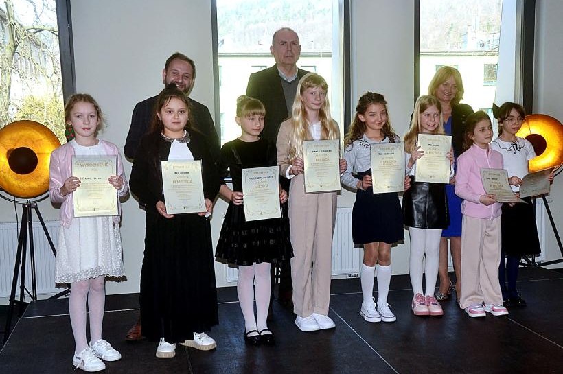 Żywe słowo płynęło ze sceny