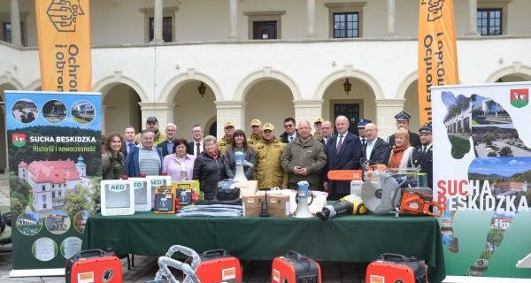 Pół miliona złotych na bezpieczeństwo mieszkańców. Uroczyste przekazanie sprzętu ratunkowego na Zamku Suskim
