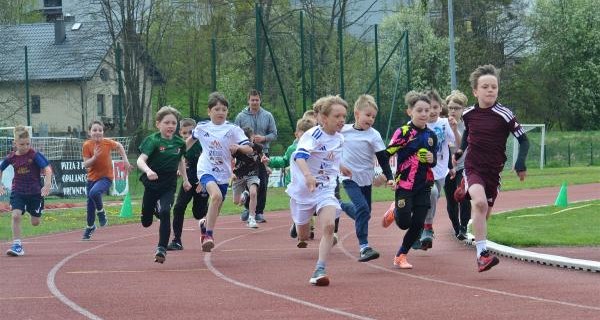 Aktywna Suska Majówka. Młodzi biegacze zainaugurowali sportowe zmagania