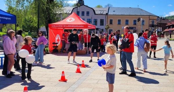 Nauka ratowania życia. „Bezpieczna Majówka” na rynku