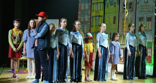 Teatr, taniec i emocje. Premiera spektaklu „Karolcia i niebieski koralik”