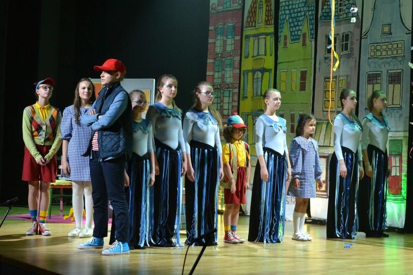 Teatr, taniec i emocje. Premiera spektaklu „Karolcia i niebieski koralik”