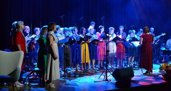 Muzyczna podróż z „Pod Budą”. Miejski Chór „Jasień” po raz kolejny zachwycił publiczność