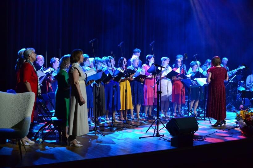 Muzyczna podróż z „Pod Budą”. Miejski Chór „Jasień” po raz kolejny zachwycił publiczność
