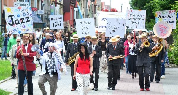 Jazz na ulicach. Parada Nowoorleańska przeszła przez Suchą Beskidzką