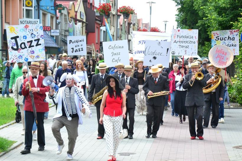 Jazz na ulicach. Parada Nowoorleańska przeszła przez Suchą Beskidzką