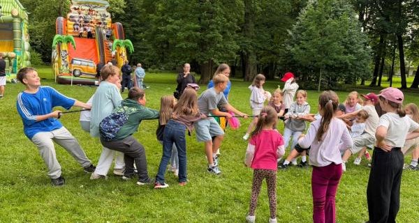 Wspólna zabawa i integracja. Piknik Rodzinny Szkoły Podstawowej nr 2 w parku zamkowym