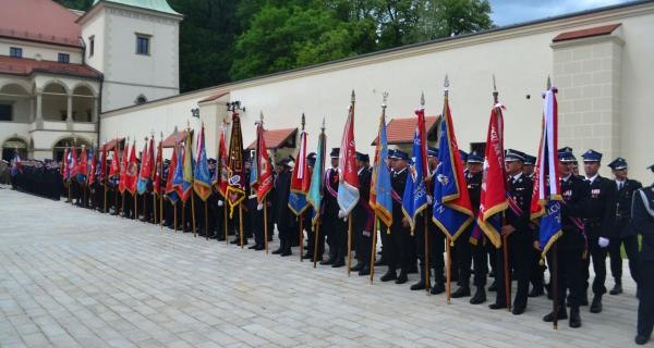 Strażacka tradycja, jubileusz i wielka muzyka – finał obchodów na dziedzińcu suskiego zamku