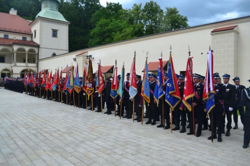 Strażacka tradycja, jubileusz i wielka muzyka – finał obchodów na dziedzińcu suskiego zamku