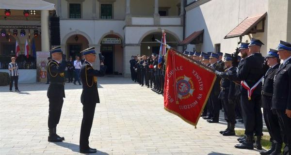 Potrójny jubileusz strażacki na dziedzińcu „Małego Wawelu”. Hołd dla pokoleń niezawodnych ratowników