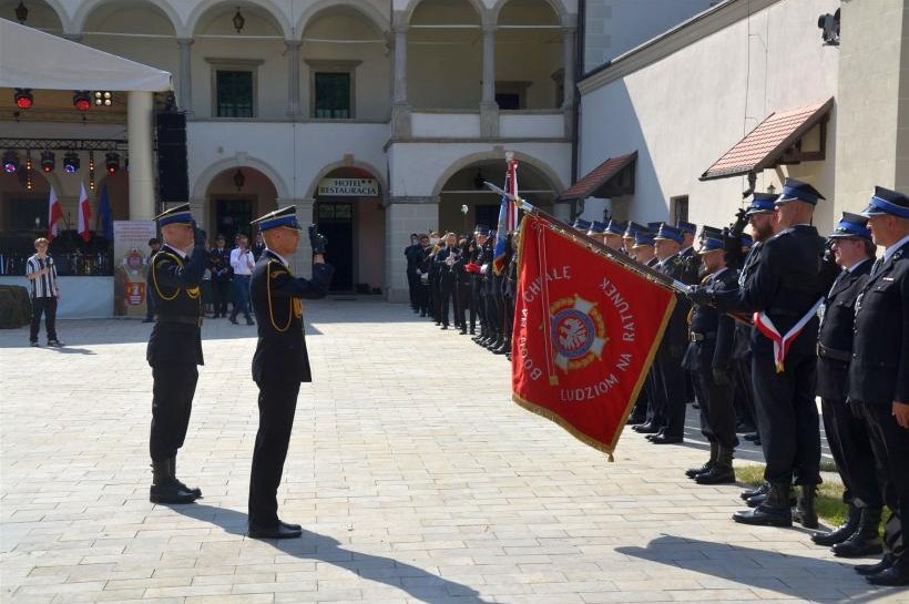 Potrójny jubileusz strażacki na dziedzińcu „Małego Wawelu”. Hołd dla pokoleń niezawodnych ratowników