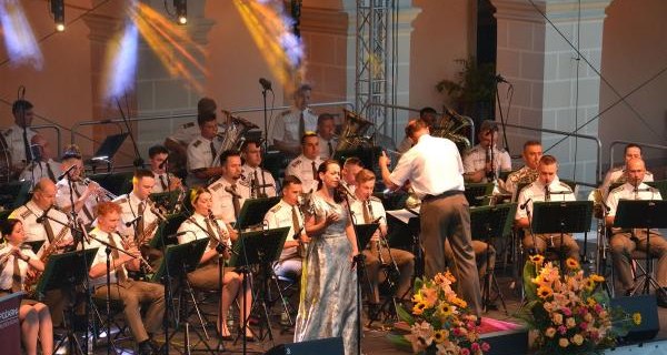Reprezentacyjna Orkiestra Straży Granicznej uświetniła jubileuszowe obchody na dziedzińcu zamkowym