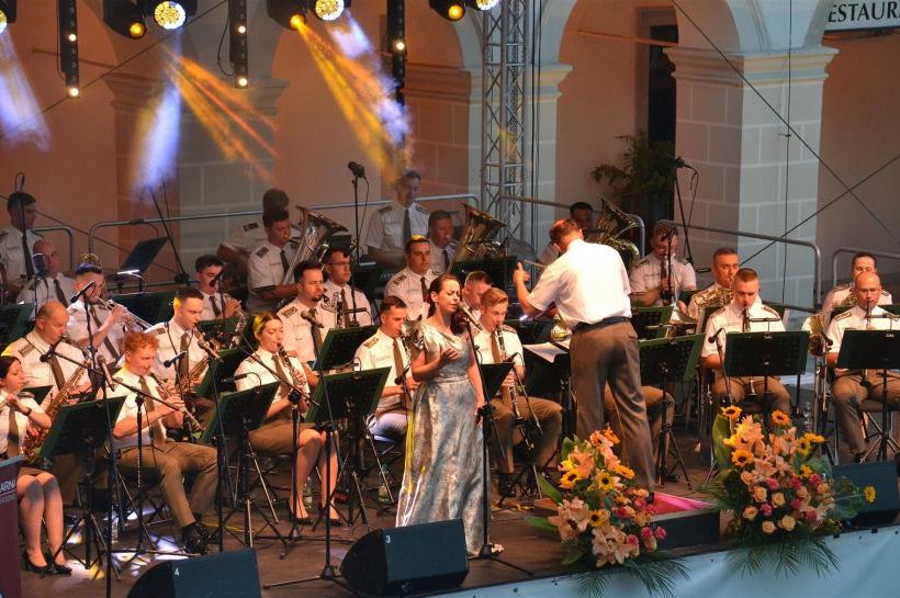 Reprezentacyjna Orkiestra Straży Granicznej uświetniła jubileuszowe obchody na dziedzińcu zamkowym