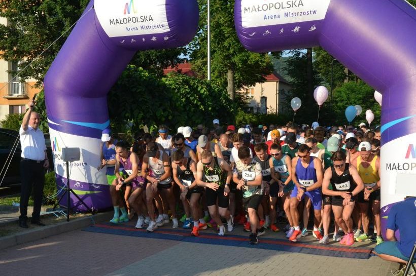 Lejący się z nieba żar nie był im straszny. Rekordowa Suska Piątka