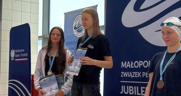 Pływacy UKS Jasień medalistami mistrzostw województwa