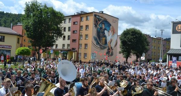 Uroczyste odsłonięcie muralu upamiętniającego 120. rocznicę urodzin w Suchej Beskidzkiej Billy'ego Wildera