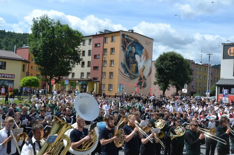 Uroczyste odsłonięcie muralu upamiętniającego 120. rocznicę urodzin w Suchej Beskidzkiej Billy'ego Wildera