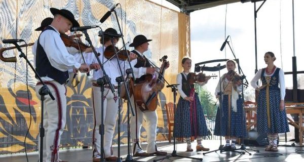 Dźwięki Beskidów nad Węgorapą. Susko Muzyka reprezentowała południe Polski na Jarmarku Folkloru w Węgorzewie