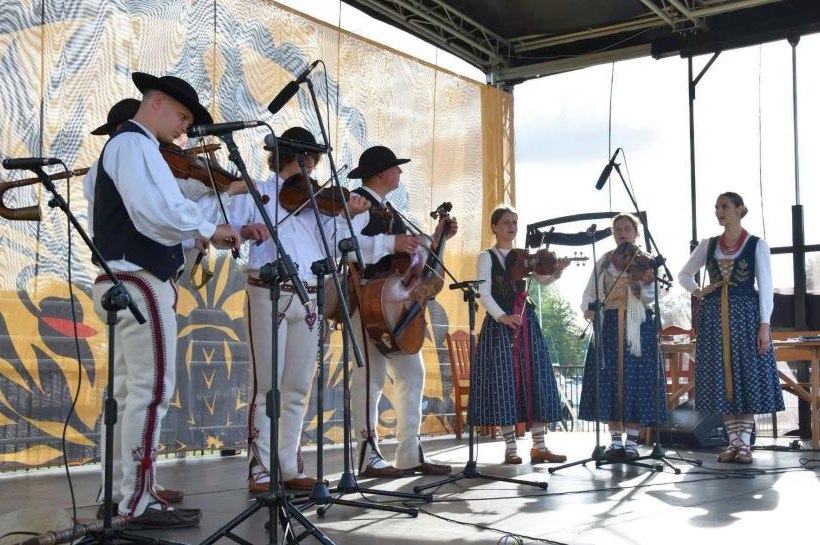 Dźwięki Beskidów nad Węgorapą. Susko Muzyka reprezentowała południe Polski na Jarmarku Folkloru w Węgorzewie