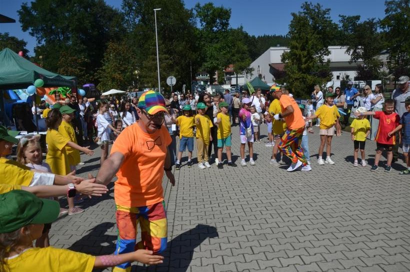 Zabawa i profilaktyka. Za nami Piknik Rodzinny „Razem tworzymy bezpieczną społeczność!”