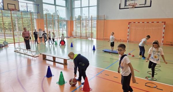Gmina Sucha Beskidzka stawia na ruch i zdrowy rozwój dzieci.  Ruszył projekt „ABC RUCHU - ĆWICZĘ”