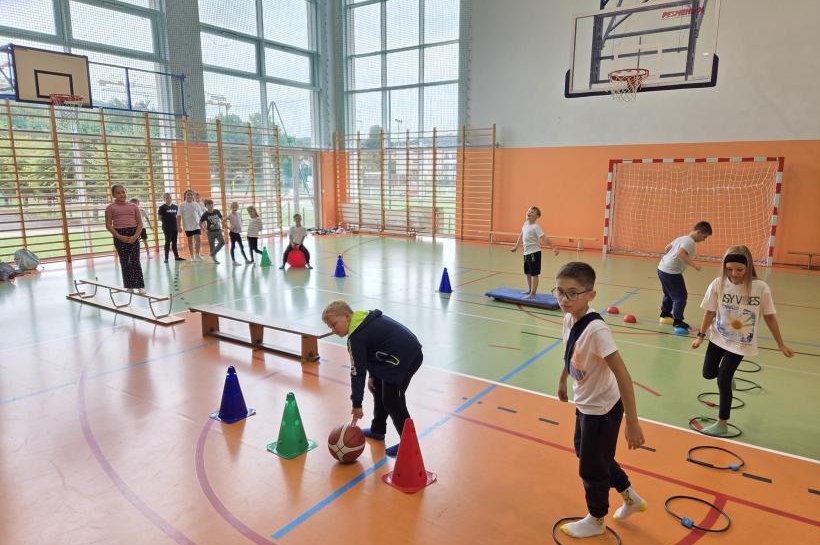 Gmina Sucha Beskidzka stawia na ruch i zdrowy rozwój dzieci.  Ruszył projekt „ABC RUCHU - ĆWICZĘ”