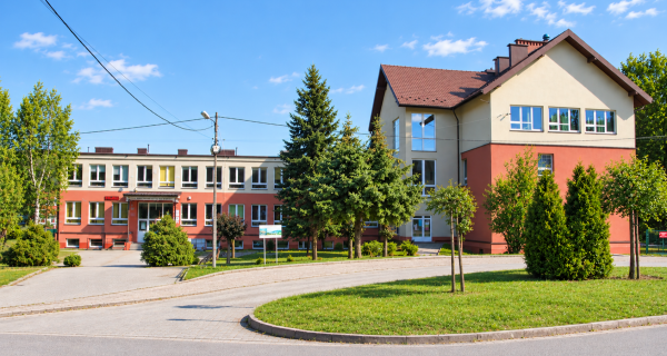 Sucha Beskidzka z dofinansowaniem na modernizację zaplecza sportowego w Szkole Podstawowej nr 1