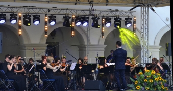 Koncert muzyki filmowej na dziedzińcu zamkowym