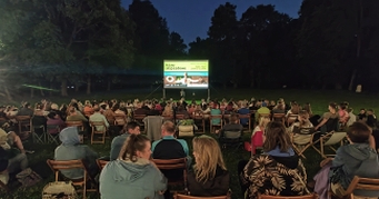 Letnie kino plenerowe w parku zamkowym