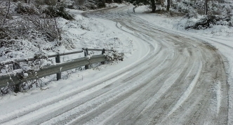 Ostrzeżenie! Na drogach i chodnikach może być ślisko